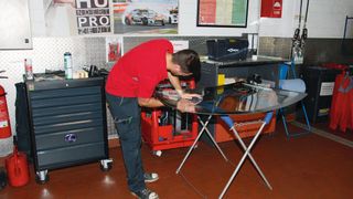 Bei der Glasschadenreparatur hat die Versicherung kein Recht, die Stundenverrechnungssätze der Werkstatt zu reduzieren. (Bild: Rubbel)