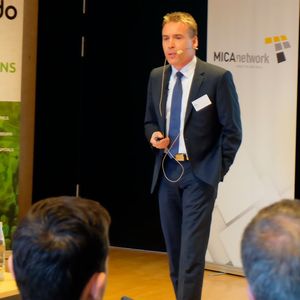 Wie sich mit MICA und LoRa Fertigungszustände und Prozessparameter überwachen sowie Outdoor Assets mit GPS und LoRa überwachen lassen, erläuterte Oliver Roth, comtac.(Bild:  Schreier)