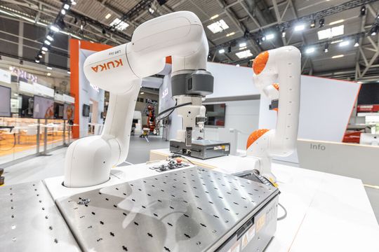 Mehr Reichweite, höhere Traglasten: KUKA erweitert die Serie des LBR iisy.(Bild:  KUKA / sg)