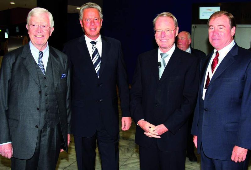 Verbandspräsidenten im Gespräch: Phillip D. Brady (rechts), Präsident des amerikanischen Händlerverbands  National Automobile Dealers Association (NADA), ZDK-Präsident Robert Rademacher (links), ZDK-Vizepräsident Ulrich Fromme (2. von links) und Professor Dr. Hans-Olaf Henkel (2. von rechts), ehemaliger Präsident Bundesverband der Deutschen Industrie (BDI) (Archiv: Vogel Business Media)