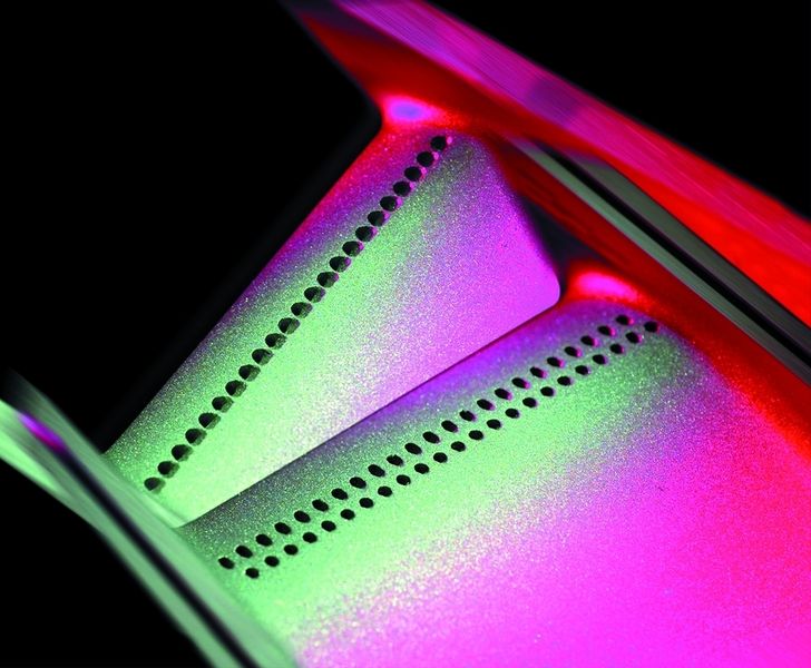 Statt erodiert werden Kühlluftbohrungen in Turbinenschaufeln, bestehend aus einem zylindrischen und kegelförmigen Teil, auf einer Laserformbohranlage gefertigt; das reduziert  die Prozesszeit um fast 90%. Bild: MTU (Archiv: Vogel Business Media)