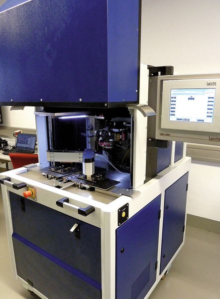 Die neue Laserschweißmaschine LSM-080 von Leicht. Damit werden mehr als 70 Systemdaten kontinuierlich erfasst und verarbeitet. Das integrierte Störungsmanagement arbeitet zweistufig und warnt den Anwender, wenn bestimmte Grenzwerte erreicht werden. (Bild: Leicht)