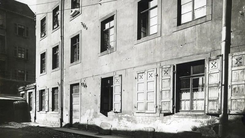 Versteckt im Hinterhof in der Rotebühlstraße in Stuttgart lag sein kleines Unternehmen, in dem Robert Bosch gemeinsam mit einem Gesellen und einem Lehrling feinmechanische und elektrotechnische Arbeiten erledigte.  (Bild: Robert Bosch GmbH)