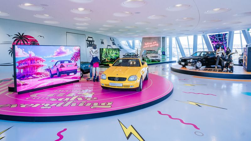 Die Themeninsel „Easy Life“ mit einem Mercedes-Benz SLK 230 Kompressor (Baureihe 170) von 1997.  (Bild: Mercedes-Benz AG)