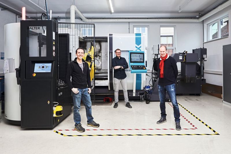 Das Führungsteam bei Fertigungstechnik Müller definiert mit dem Einstieg in die vollautomatisierte Komplettbearbeitung neue Maßstäbe in der Region. Das Bild zeigt (v. l.): Fertigungsleiter Christian Gütter, Robert Schadow, der das Auftragsmanagement verantwortet und Inhaber Jörg Müller.  (Bild: Schunk)