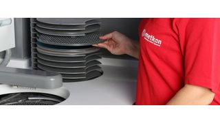 Bestückung Schleifscheibenmagazin. (Bild: Schütz+Licht)