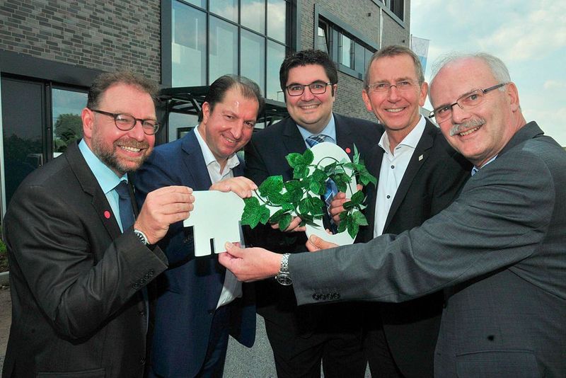 Schlüsselübergabe: (v. li. ) Peter Heinze (Wirtschaftsförderung Hilden), Marcus Büttner (Hauptgeschäftsführer Kfz-Gewerbe NRW), Jens Hemsing (Architekt), Frank Mund (Präsident Kfz-Gewerbe NRW), Norbert Damscheidt (Erster Beigeordneter der Stadt Hilden). (Zietz/»kfz-betrieb«)