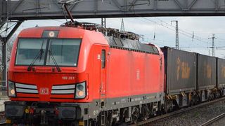 Weilt Stahlschrott wertvoll ist und am besten wieder in den Produktionskreislauf zurückgeführt werden sollte, um das Klima zu schonen, verlängern DB Cargo, Voestalpine und Logserv ihren Vertrag für den schienengebundenen Transport von Stahl und Schrott. Hier Genaueres dazu ...  (Bild: DB Cargo)