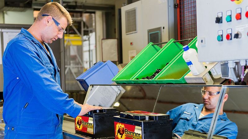 Laut Unternehmensangaben verwertet Banner 99 Prozent der Komponenten einer Blei-Säure-Batterie wieder und stellt die meisten Neuteile aus Recyclingmaterial her.(Bild:  Andreas Wenter)