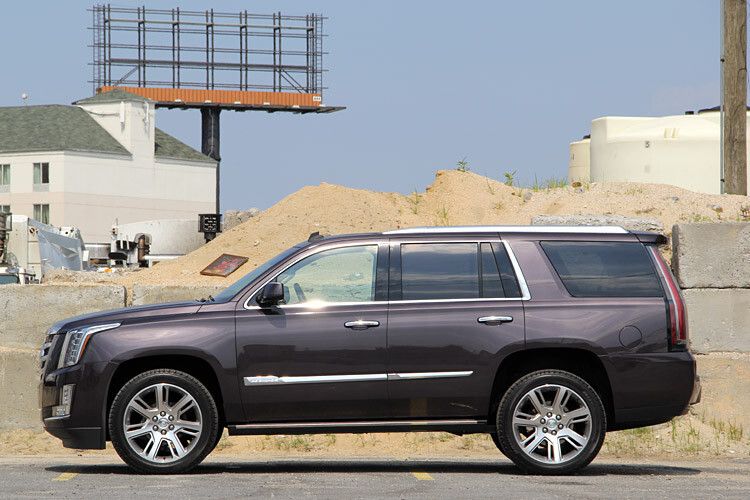 Die Maße sind außereuropäisch: Mit einer Länge von 5,14 Metern, einer Breite von 2,05 Metern und einer Höhe von 1,89 Metern ist selbst der getestete „kurze“ Escalade für Europa fast schon unverträglich. Die Langversion Escalade ESV kommt auf stolze 5,70 Meter Länge – und bleibt damit ein Auto für Amerika. (Foto: Jens Meiners)