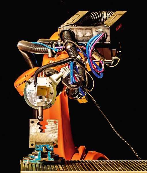 Bild 4: Versuchsaufbau mit Roboter und Versuchswerkstück. (Bild: Fraunhofer IPA)