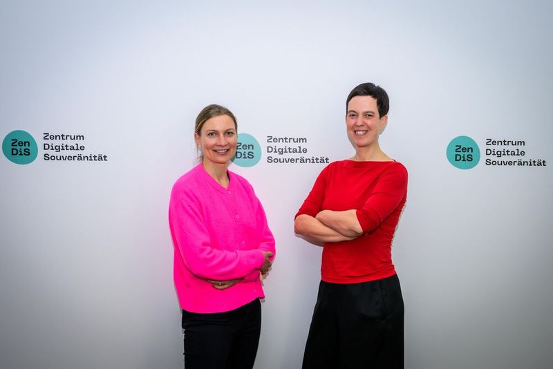 Birthe Lindenthal von OpenProject mit ZenDiS-Chefin Jutta Horstmann. (© ZenDiS)