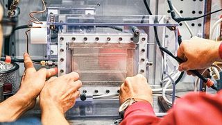 Abgas? Rohstoff! Vom Reaktor bis zur Gasanalyse ist die gesamte Technik auf kleinem Raum untergebracht. Hier wird aus CO2 das begehrte Synthesegas. (Bild: Evonik Industries AG)