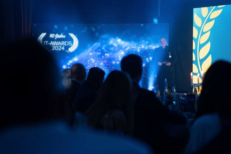 Los geht's mit der Verleihung der IT-Awards in den sechs Kategorien des Netzwerktechnik-Portals IP-Insider, präsentiert von Chefredakteur Andreas Donner. (Bild: Manuel Emme Fotografie)