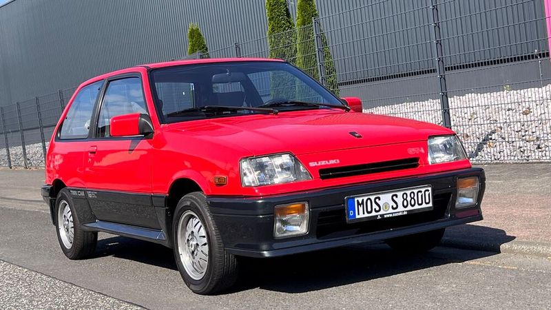 Giftiger Jäger größerer GTI – Der Suzuki Swift GTI, hier der Modelljahrgang 1989, fand sein Revier auf kurvenreichen Kursen. (Bild: autodrom)