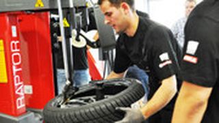 Reifen Service Award 2013: Im Finale des Wettbewebs von Haweka und Kaguma traten die zehn besten Teams gegeneinander an. (Foto: Haweka)