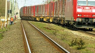 Für große Baustellen mit langer Laufzeit hat Zöllner das kabelbasierte automatische
Warnsystem entwickelt. (Zöllner)