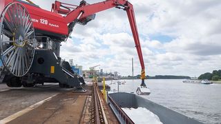 Gemessen am Transportvolumen ist Salz der wichtigste Rohstoff für die Covestro-Standorte in NRW. Das Foto zeigt die Entladung eines Salzschiffs in Leverkusen. (Michael Rennertz)