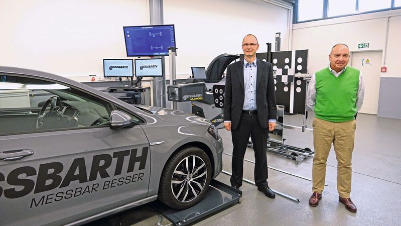 Marco Kempin (li.) und Dr. Boris Levin sehen den Münchner Werkstattausrüster Beissbarth gut aufgestellt. Gerade das Thema Fahrwerksvermessung wird für Werkstätten künftig noch wichtiger werden.(Bild:  Dominsky/»kfz-betrieb«)