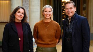 Karin Rådström (Mitte) übernimmt 2026 den Vorsitz im ACEA-Nutzfahrzeug-Ausschuss. Links von ihr: Sigrid de Vries, Director General ACEA; rechts: Christian Levin, President & CEO Scania & Traton Group. (Bild: ACEA)