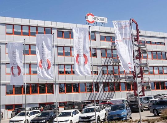 Die Berthold Hermle AG in Gosheim befürchtete für das laufende Geschäftsjahr herbe Einbußen im Ergebnis. Doch die Gesichter hellten sich nun auf. Der Grund sind zwei Großaufträge, die noch in diesem Jahr abgewickelt werden ...(Bild:  Hermle)