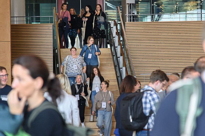Dann kann es los gehen. Einmal die Treppe hinab...    Mehr Infos zu den kommenden LAB-SUPPLY-Messen finden Sie auf www.lab-supply.info (Bild: Stefan Stark)