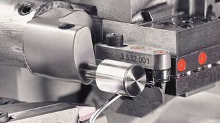 Biegen, wölben, gegendrehen, abtrennen & Co: Vier Biege- und drei Handlingachsen erzeugen den 3D-Augenrand – ohne Ausschuss. (Schüssler Technik)