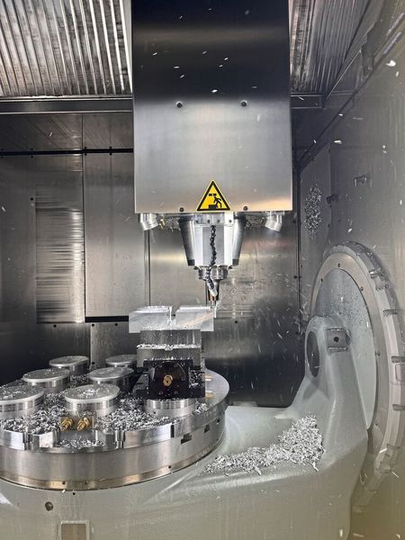 Die Bearbeitung von Leichtbau-Werkstoffen wie Aluminium und Al-Legierungen erfordert hochmoderne Werkzeuge und spezialisiertes Know-how. Beim Presse-Event in Tübingen gaben die Walter-Experten aufschlussreiche Einblicke in die Welt der Leichtmetallbearbeitung und zeigten interessante Innovationen der Walter AG. (Bild: Sonnenberg)