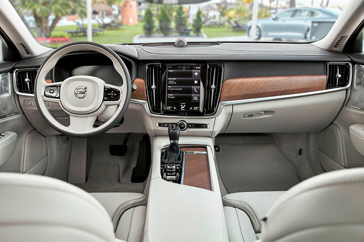 Das reduzierte und klare Design des V90 setzt sich auch im Innenraum fort. XC90-Fahrer dürften sich sofort zu Hause fühlen. (Volvo)