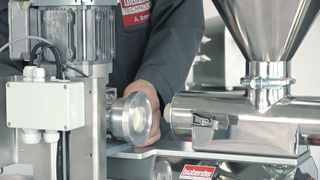 Für eine Reinigung oder einen Produktwechsel können DS-Dosierer in der E-Version Motor und Schnecke ganz einfach trennen. (Bild: Brabender)