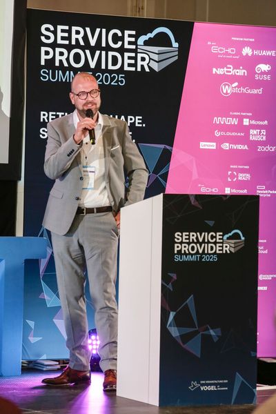 Begleitet wurde er von Florian Stein (Lenovo). (Bild: Vogel IT-Medien)