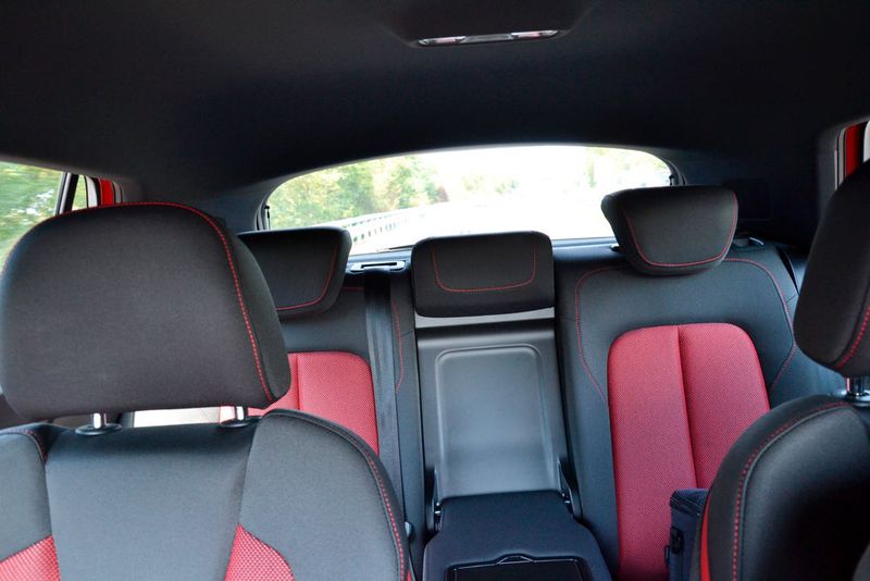 Aber nicht nur der Blick auf den Bildschirm ist reizvoll, selbiges gilt für den Fahrzeug-Innenraum im zweifarbigen Look. (Michel/»kfz-betrieb«)