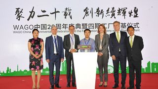Von links: Cindy Zheng (CFO Wago China), Sławomir Krawczyk (Produktionsleitung
Wago Polen), Jürgen Schäfer (CSO Wago-Gruppe), Li Pengcheng (Stellvertretender
Geschäftsführer der Verwaltungskommission der Entwicklungszone von
Wuqing), Alexandra Voss (Geschäftsführerin der Deutschen Handelskammer
Nordchina), Volker Palm (CEO Wago China), Leo Liu (CSO Wago China) mit der
Zeitkapsel. (Wago)