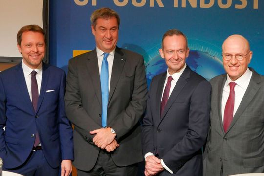 Von links: Stefan Rummel (CEO Messe München), Markus Söder (CSU, Ministerpräsident von Bayern), Volker Wissing (FDP, Bundesverkehrsminister) und Reinhard Pfeiffer (CEO Messe München) eröffnen gemeinsam die Bauma 2022. (Bild:  Sandro Kipar/VCG)