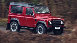 Davon träumt so mancher Senior: Zum 70. Geburtstag hat Land Rover den Defender buchstäblich noch einmal flott gemacht – mit einem 405 PS starken V8-Motor. (Bild: Jaguar Land Rover)