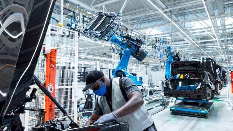 Maximale Flexibilität: In der Factory 56 von Mercedes-Benz in Sindelfingen bringen mehr als 400 fahrerlose Transportfahrzeuge (FTF) Antriebe, Karosserien und weiter Fahrzeugteile an ihren Bestimmungsort. (Mercedes Benz)