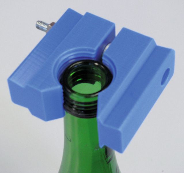 Bild 4: Die beiden Aufnahmebacken des Flaschengreifers bestehen aus abriebfesten Kunststoffen, die das Wachstum von Mikroben verhindern. (Bild: Murtfeldt)