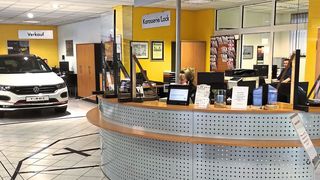 In Zeiten von Corona ist Kreativität gefragt, um die Mitarbeiter zu schützen und den Bestimmungen gerecht zu werden. Das VW-Autohaus Liliensiek hat seinen Betrieb entsprechend umgerüstet. (Bild: Autohaus Liliensiek)