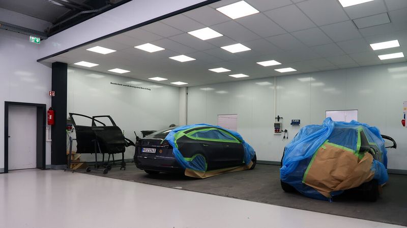 Das Autohaus Frisch fungiert unter anderem als Body Shop für E-Autos von Tesla und Rivian. (Bild: Diehl – VCG)