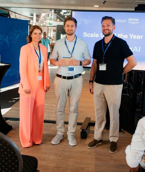 Der Chef selbst, CEO Dr. Sergey Sukhanov (m.), kann sich für die FlyPix AI GmbH über die Auszeichnung als Scale Up of the Year 2026 freuen. (Bild: Patrick Hess)