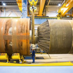 The shift reactor for generating hydrogen from hydrocarbons for a large chemical group weighs 220 t.