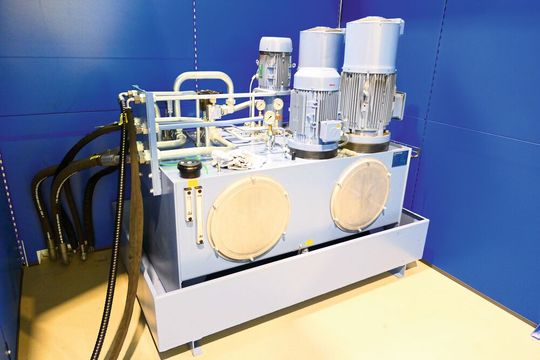 Herzstück des Prüfstandes sind zwei Innenzahnradpumpen, die über einen frequenzgeregelten Motor angetrieben werden. (Bild:  HKS)