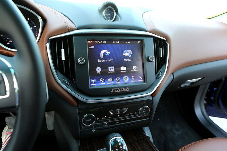 In der Mittelkonsole ist ein Touchscreen platziert. (Foto: Maserati)