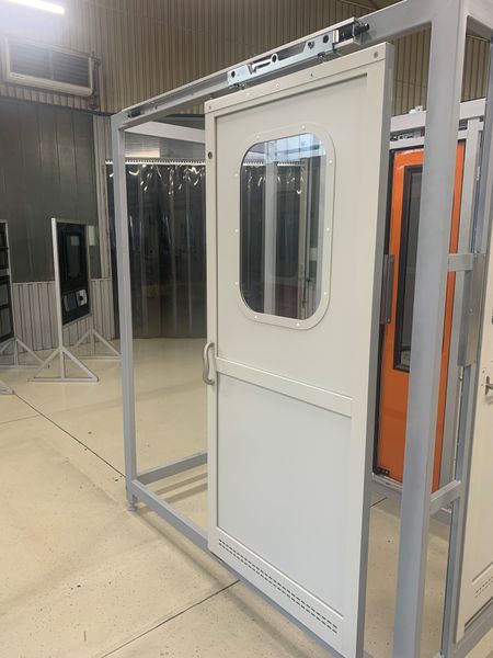 Teil des Produktportfolios von Metal 99 für Eisenbahnunternehmen sind leichte Trenn- und Durchgangstüren aus Verbundaluminium in flacher und gebogener Ausführung. (Bild: Metal 99)