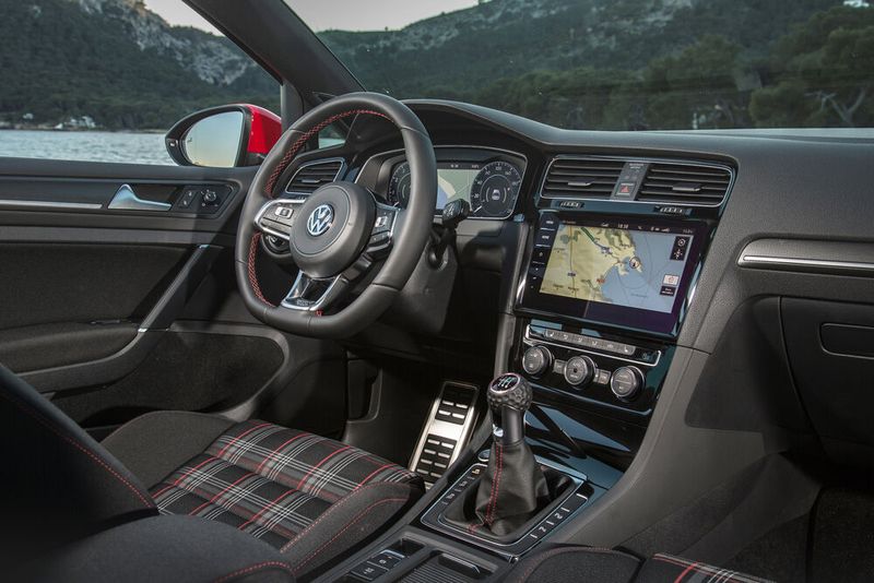 Kenner des Modells werden die Sitzbezüge in Karo-Optik schätzen, die an den Ur-GTI aus dem Jahr 1976 erinnern. (Bild: Volkswagen)