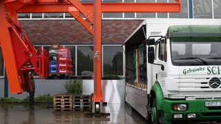 Der um 18° schwenkbare Staplerarm des Truckloaders ermöglicht dank spezieller Hydraulik auch die Beladung der in Korea üblichen Wing-Body-Trucks mit oben liegenden Flügeltüren. Bild: Vollert (Archiv: Vogel Business Media)
