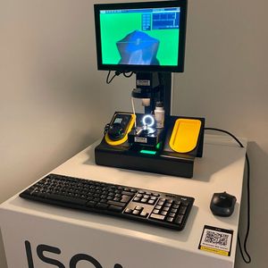 Ganz neu im Portfolio hat Isoma das Miniscope als Doppelsystem mit zwei Kameras. Es nennt sich dann Miniscope-Station. Dieser Aufbau dient etwa zur Werkzeugmessung mit zwei Kameras, betrachte von vorne und oben.(Bild:  Isoma)