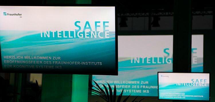 „Safe Intelligence“: Eine der Kernaufgaben des Fraunhofer IKS wird sein, künstliche Intelligenz und Sicherheit in Form von Safety und Security zusammenzubringen.(Bild:  Fraunhofer IKS/Amory Salzmann)