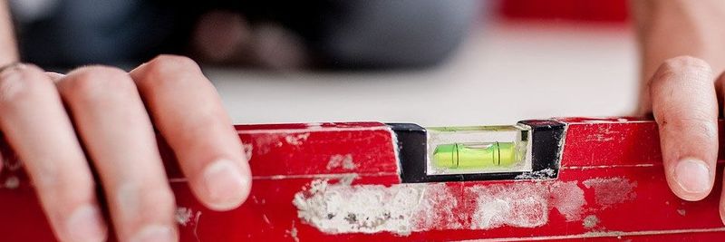 In der Produktion ist der Einsatz von Checklisten üblich, beispielsweise vor dem Start einer Anlage oder wenn ein Teil zum ersten Mal produziert wird.(Bild:  gemeinfrei© jarmoluk /  Pixabay)