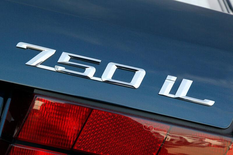 Der zweite BMW 7er erreichte gerade wegen des V12, was seinen Vorgängern nicht gelang: Er schoss BMW in die Sphäre der globalen automobilen Nobelklasse. Und das mit einem respektablen Gesamtabsatz von über 310.000 Einheiten. (BMW)